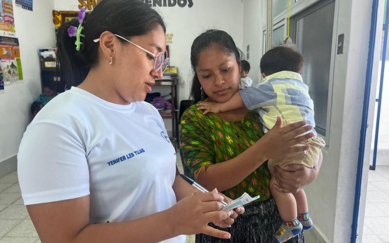 Familias de Najquitob reciben atención oportuna en salud. / Foto: MSPAS.