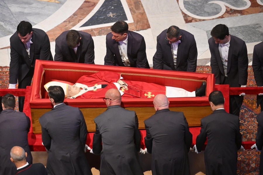 La “familia” de Santa Marta de Francisco, en primera fila para darle su último adiós