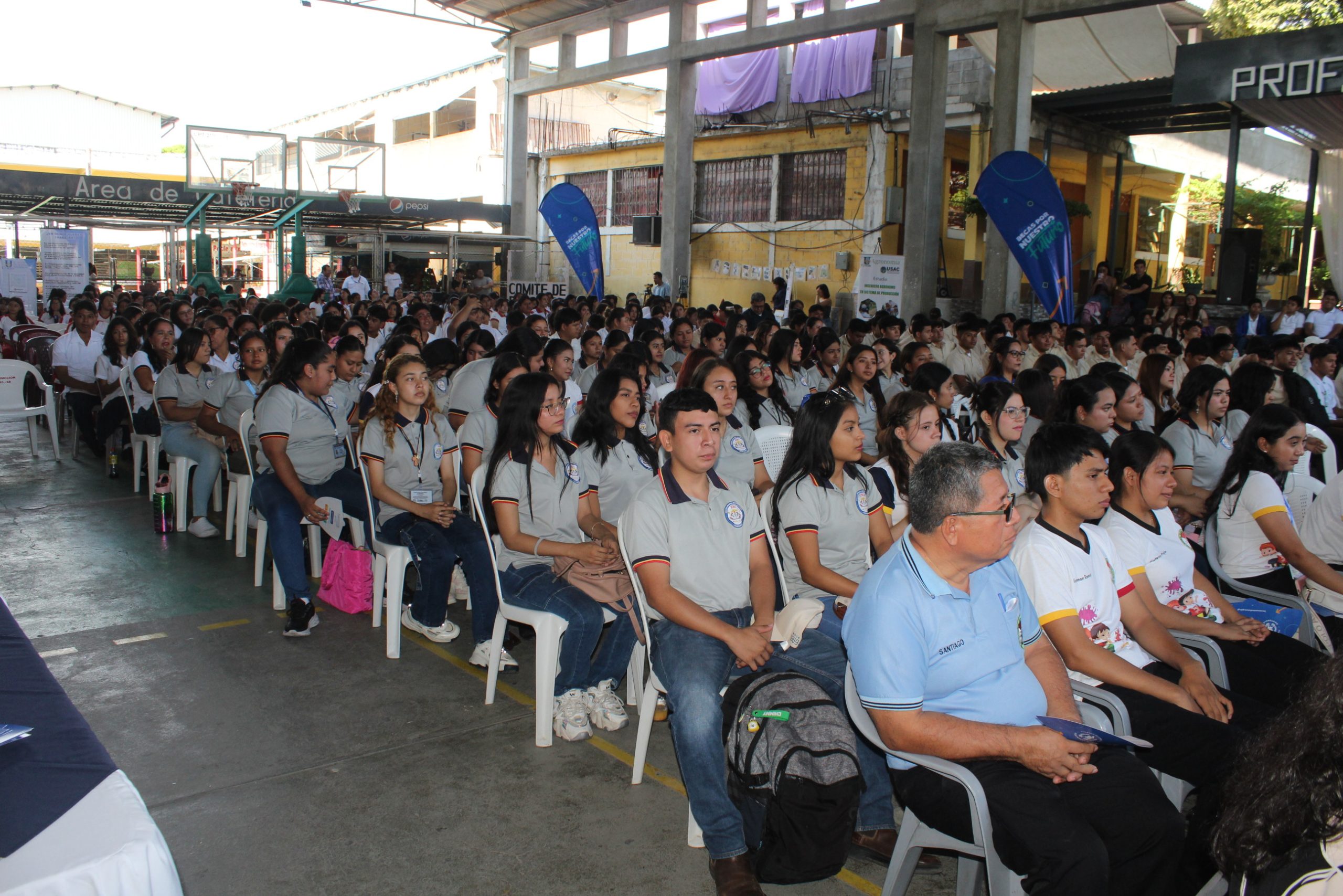 Más de 500 jóvenes participan en gira Becas por Nuestro Futuro en Chiquimula