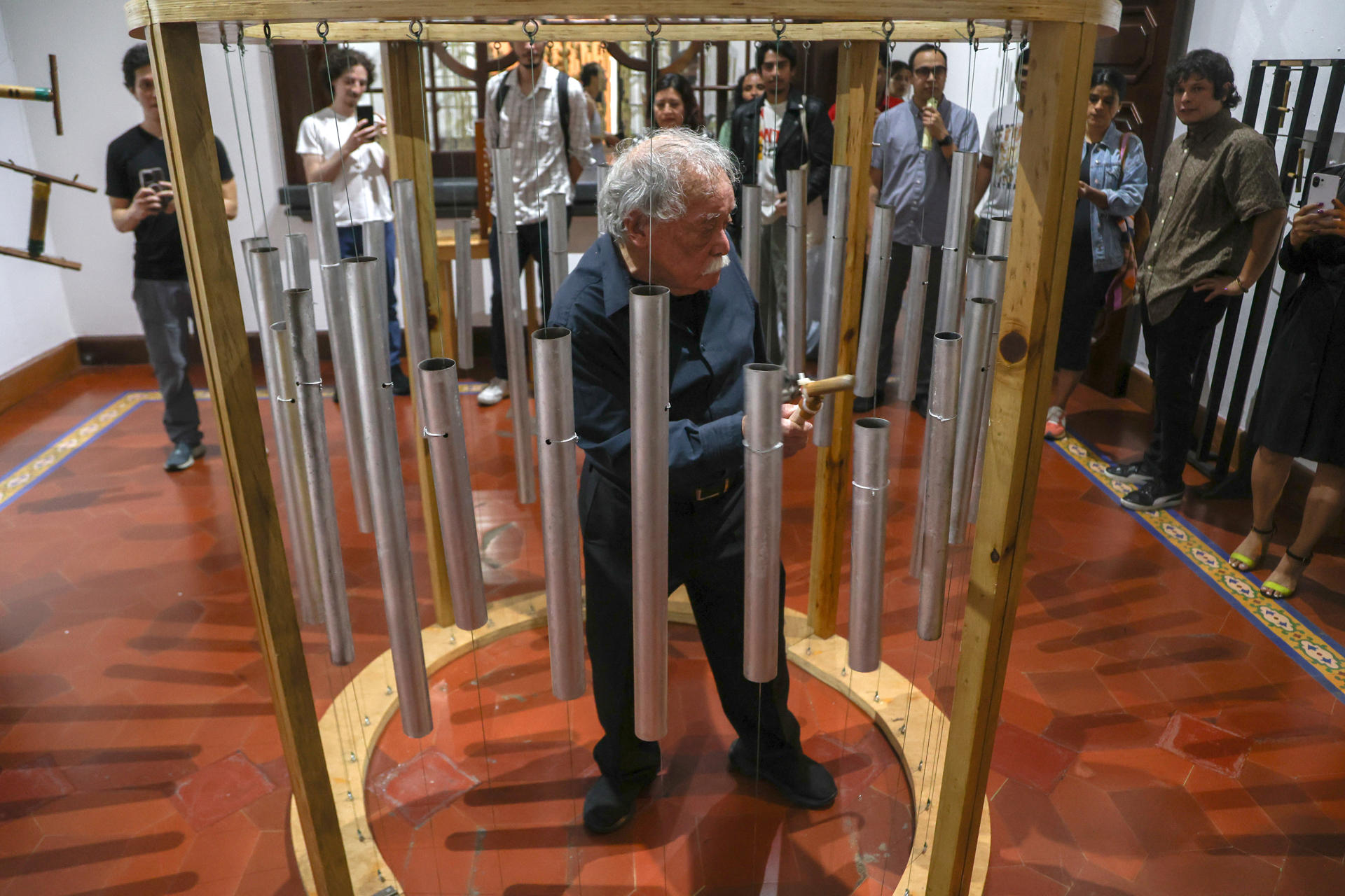 El reconocido músico Joaquín Orellana presenta la exhibición Camino a la Multifonía, que permanecerá dos meses en el Centro Histórico capitalino.
