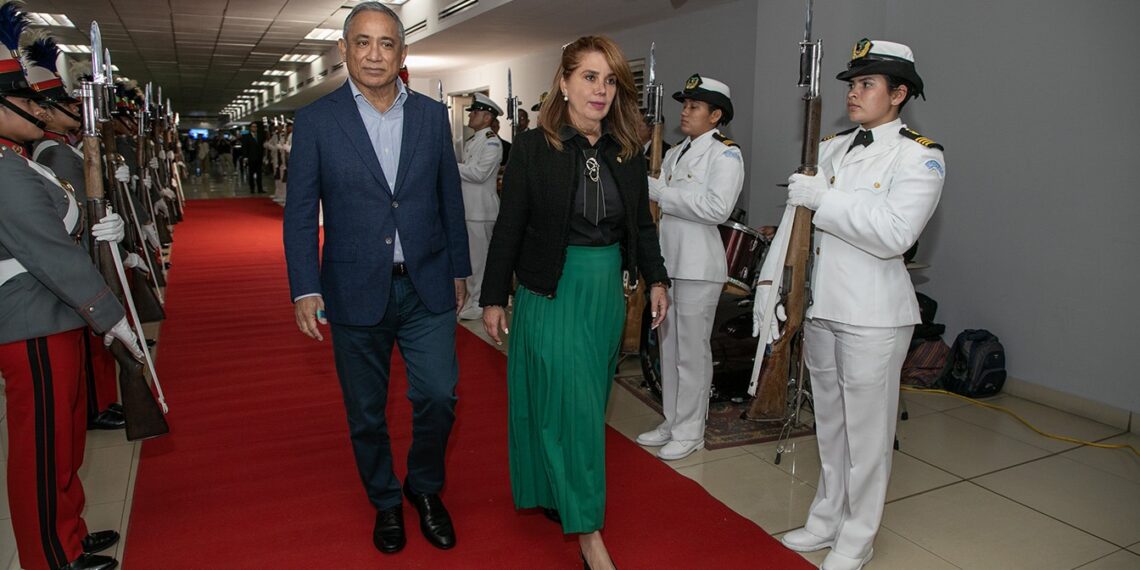 El primer ministro de Belice, John Briceño, durante su arribo a Guatemala para participar en la toma de posesión del presidente Bernardo Arévalo.