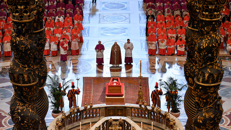 La Guardia Suiza junto al féretro del papa Francisco. / Foto: La Tercera.