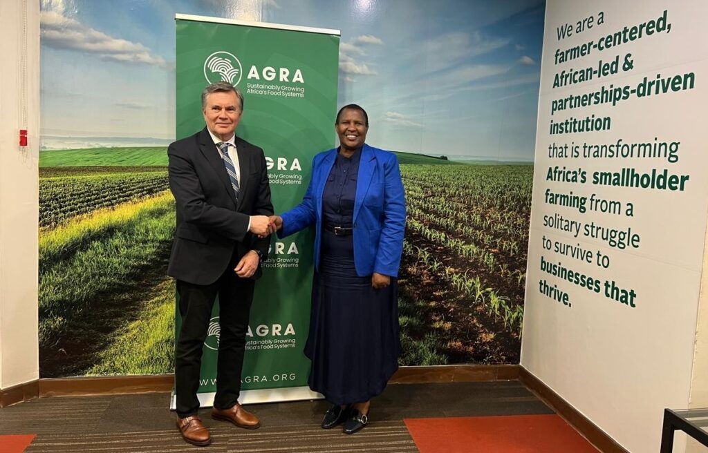 El director de IICA, Manuel Otero, junto a la presidenta de la Alianza para una Revolución Verde en África (AGRA), con quien suscribió un acuerdo de cooperación en materia agrícola.