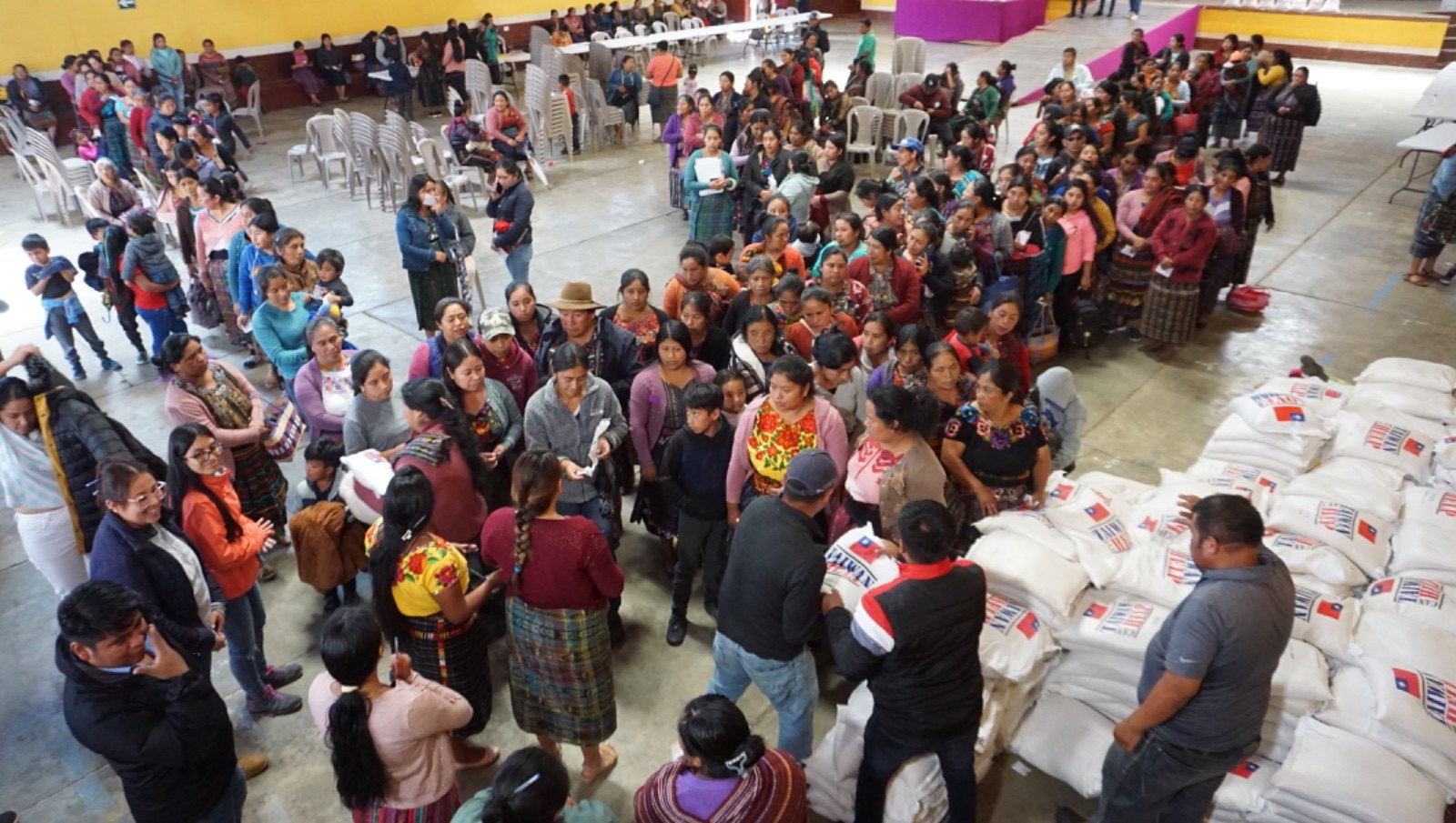 Decenas de familias de diferentes comunidades de Sololá recibieron apoyo de parte del Mides.