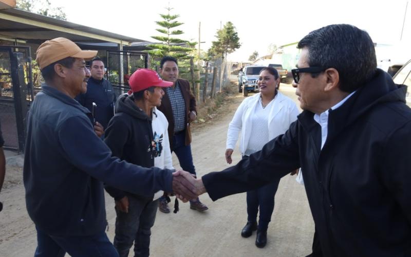 El ministro Miguel Díaz saluda a líderes comunitarios de Huehuetenango durante su gira de trabajo por ese departamento.