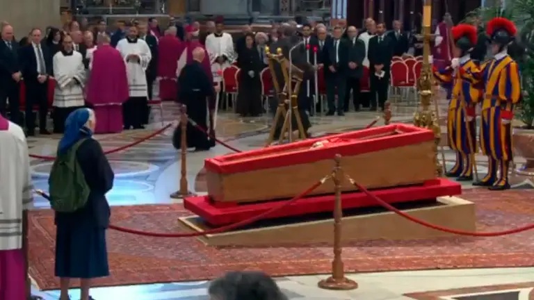 Monja rompe el rígido protocolo de las exequias de Francisco y llega a despedirse de su amigo el Papa.