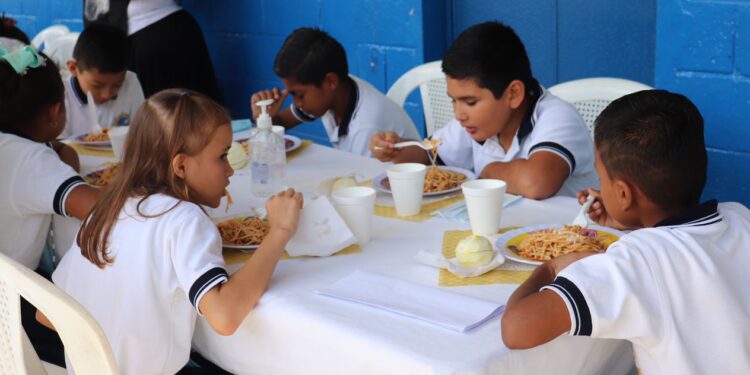 Ministerio de Educación lleva menús servidos y calientes a los establecimientos educativos. / Foto: Archivo.