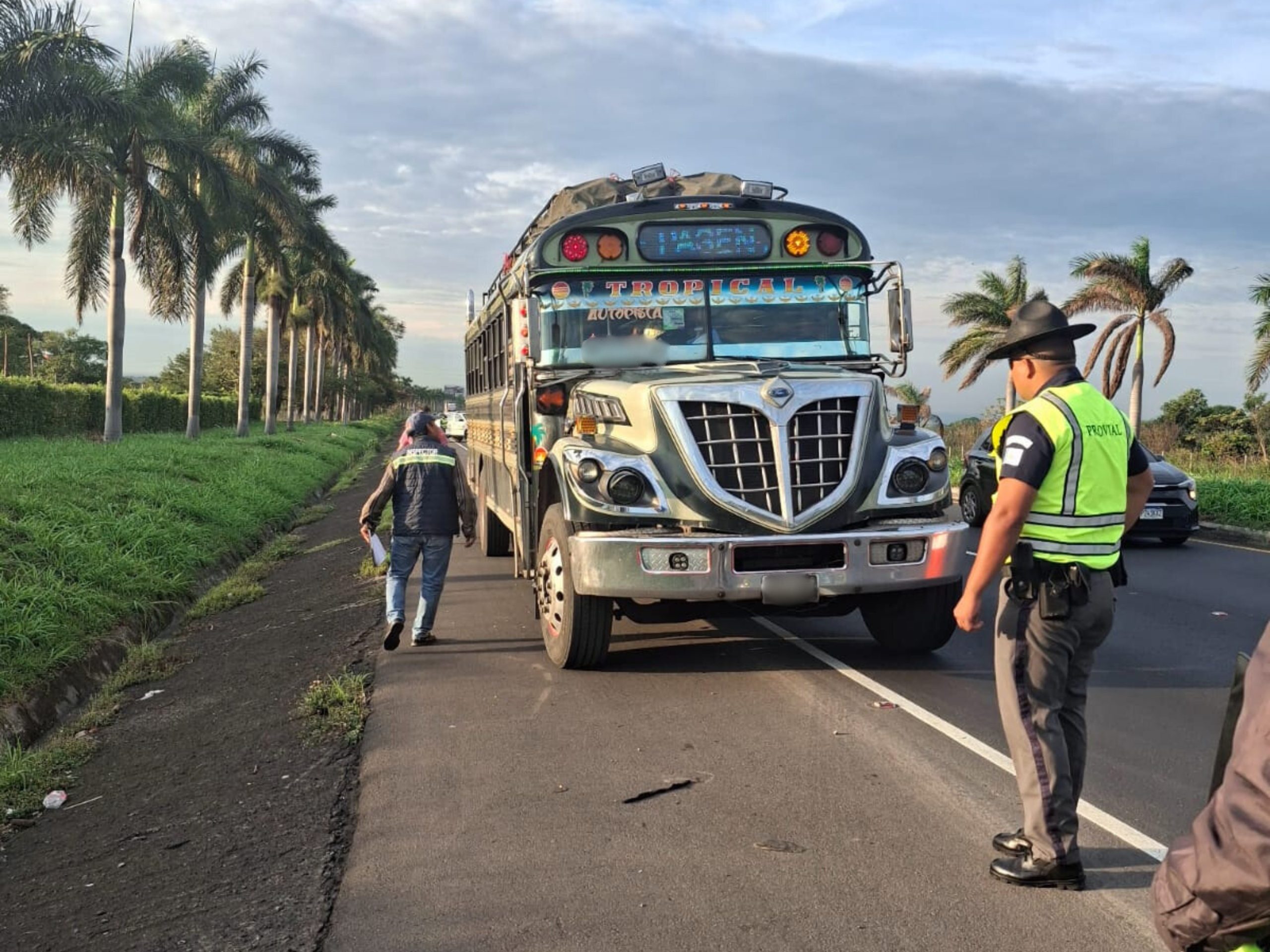 Operativo de la DGT en ruta al Pacífico garantiza seguridad de pasajeros. / Foto: DGT.