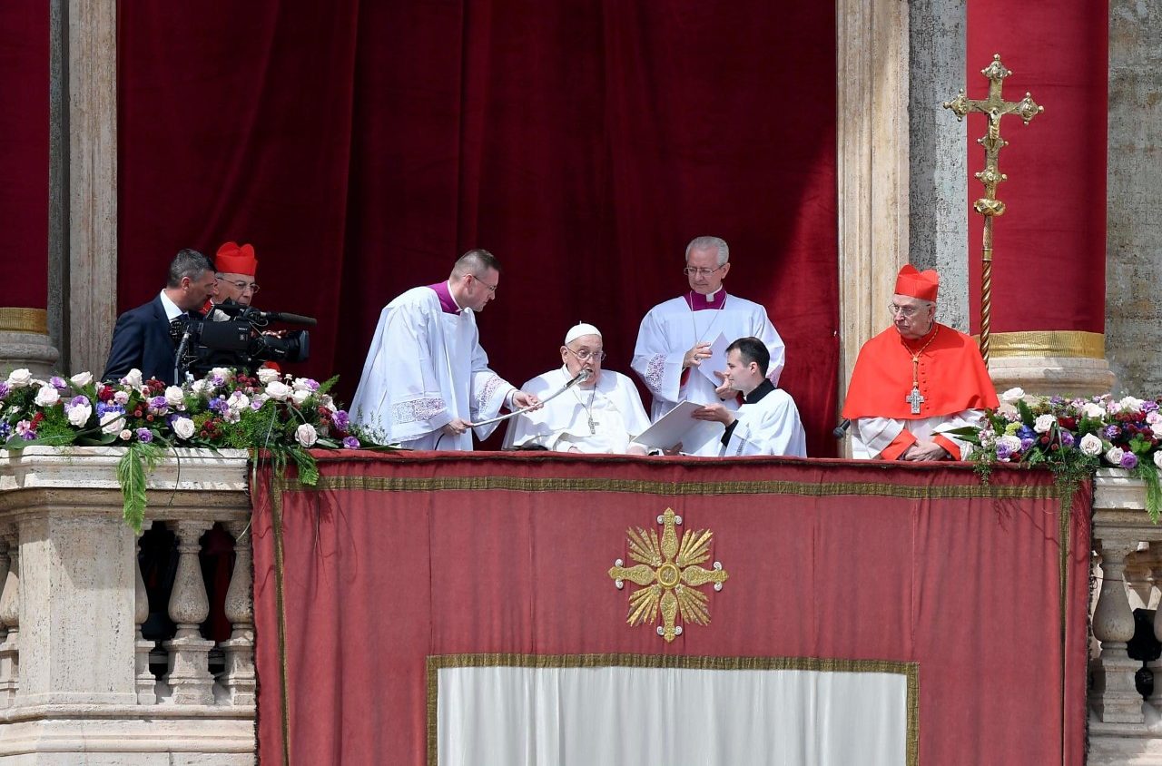 Desde el balcón de la logia central del Vaticano, el papa Francisco participó en la bendición Urbi et Orbi, y pidió para que cese el rearme.