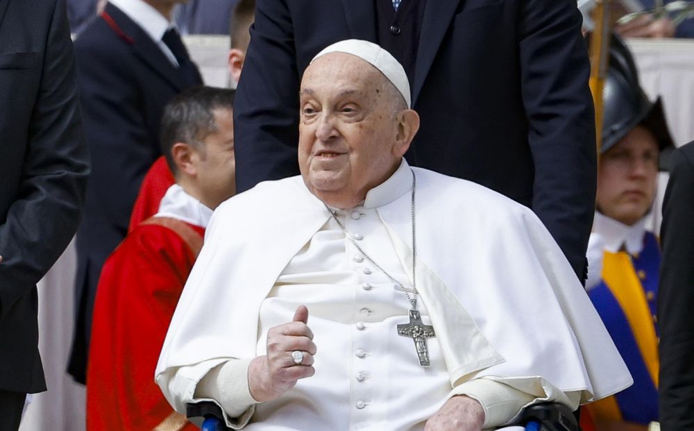 La salud del papa Francisco continúa mejorando, pero su presencia en los ritos de Semana Santa sigue siendo incierta.