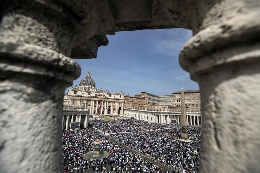 La plaza de San Pedro lucía abarrotada este domingo cuando el papa Francisco apareció por última vez para la bendición Urbi et Orbi.