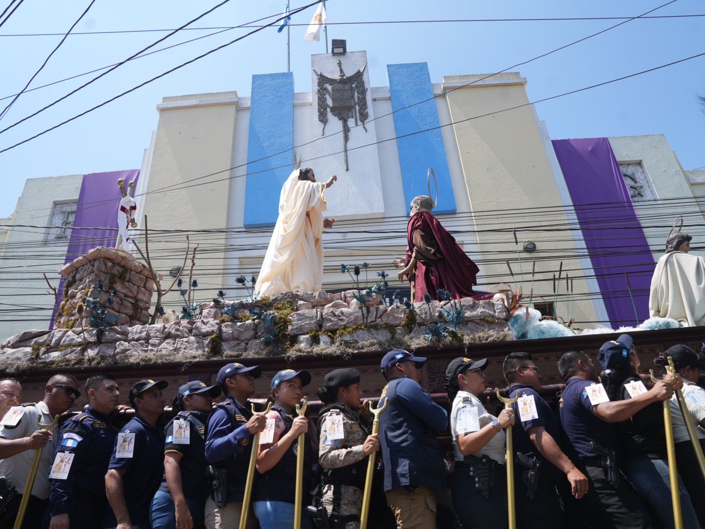 Agentes de la PNC participan en procesión de Jesús Resucitado