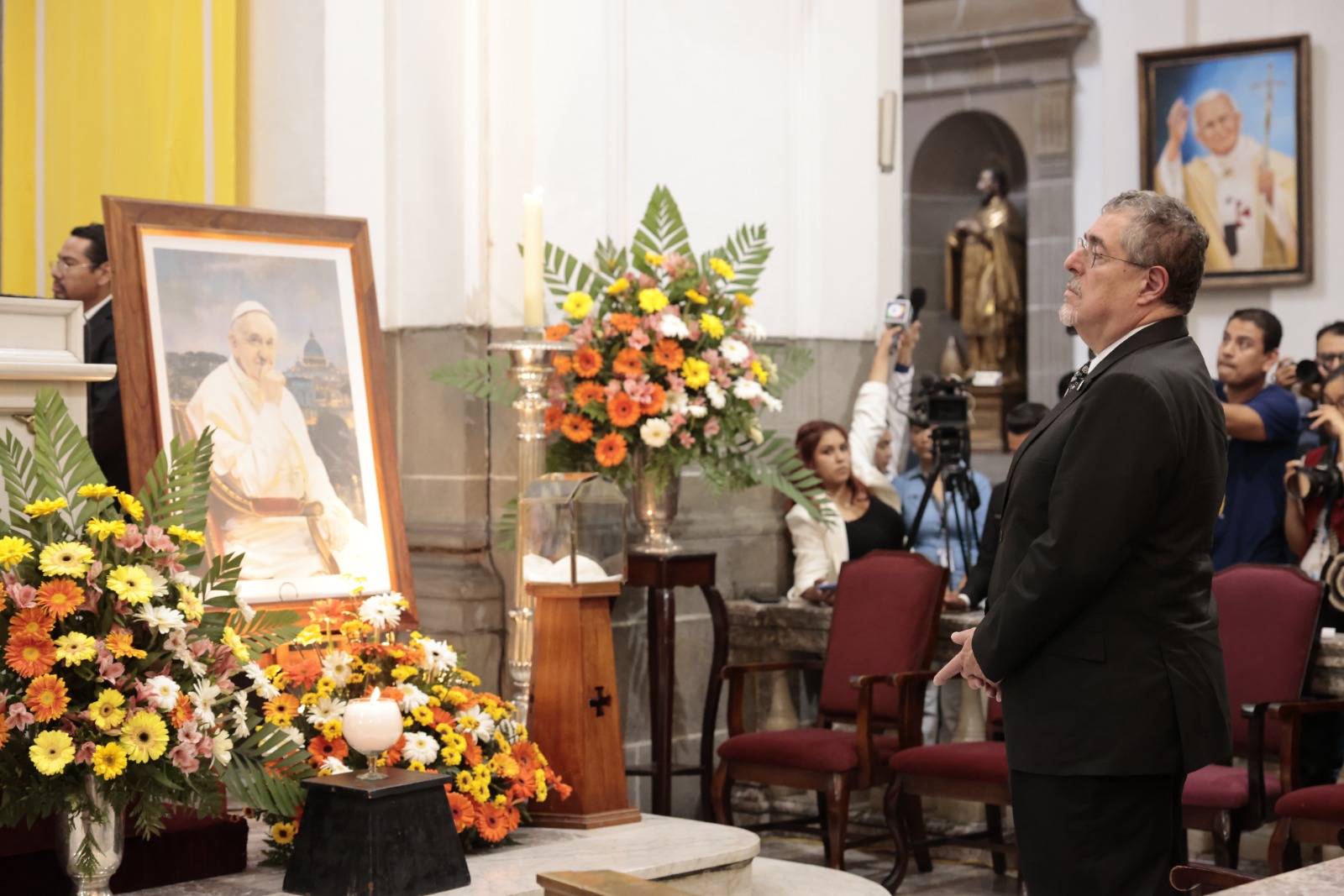 Presidente y Vicepresidenta participan en misa por el eterno descanso del papa Francisco