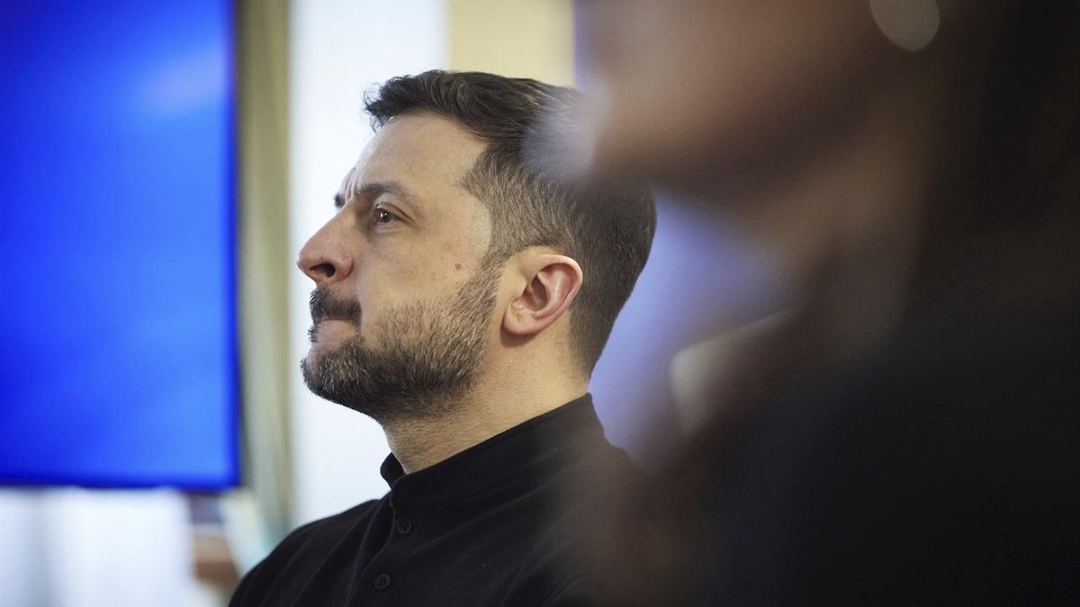 El presidente de Ucrania, Volodimir Zelenski, denuncia las violaciones de Rusia a la tregua por la Pascua.