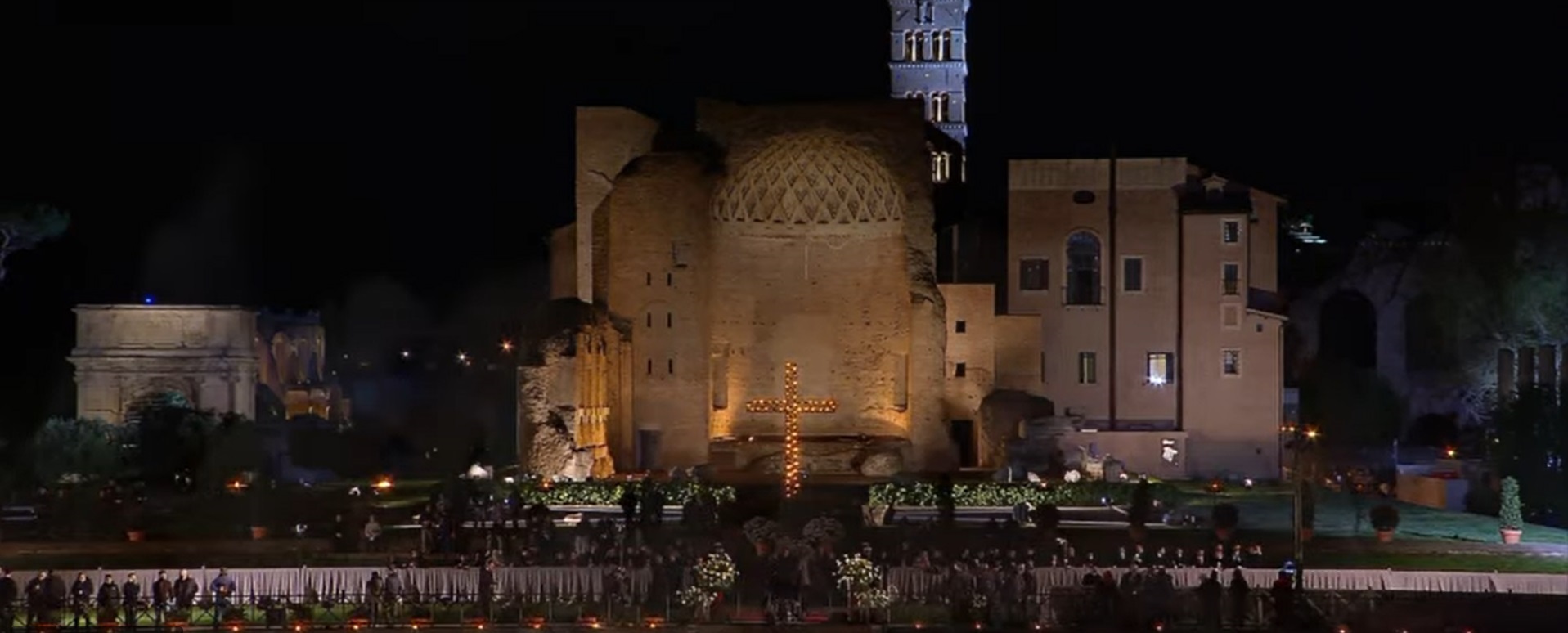 El Vía Crucis del Viernes Santo, se llevó a cabo en el Coliseo de Roma sin la presencia del Papa.