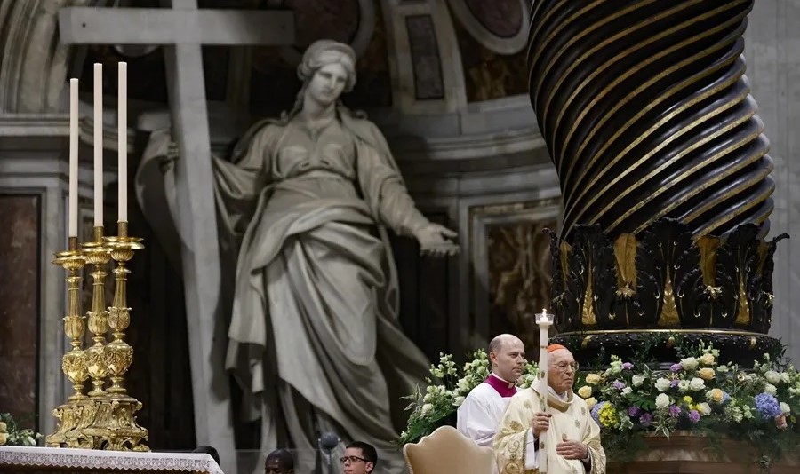 El cardenal Giovanni Battista Re, quien presidió la Vigilia Pascual, leyó la homilía del Papa, en la que pide traer esperanza ante tantos vientos de muerte.