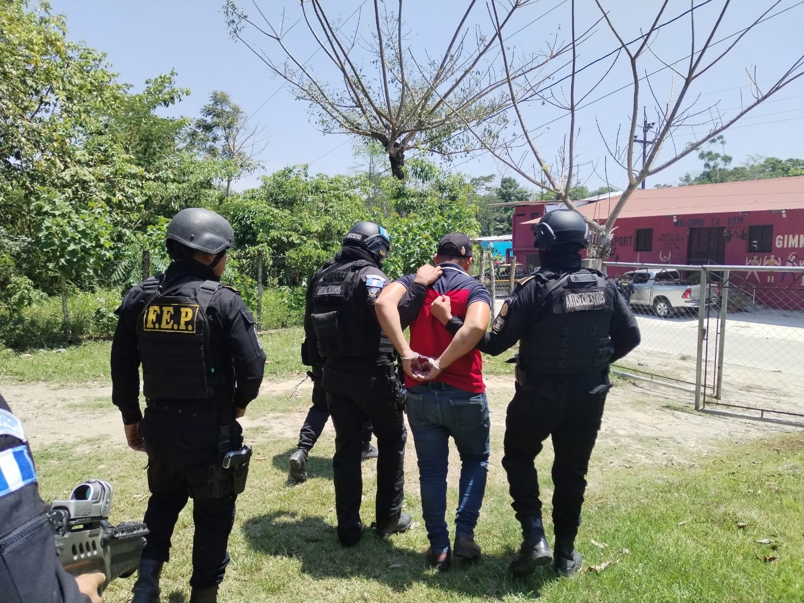En los operativos en la que se detuvo a integrantes de la banda Los Gatos, los agentes decomisaron un arsenal de armas y otros objetos de interés para la investigación. / Foto: PNC