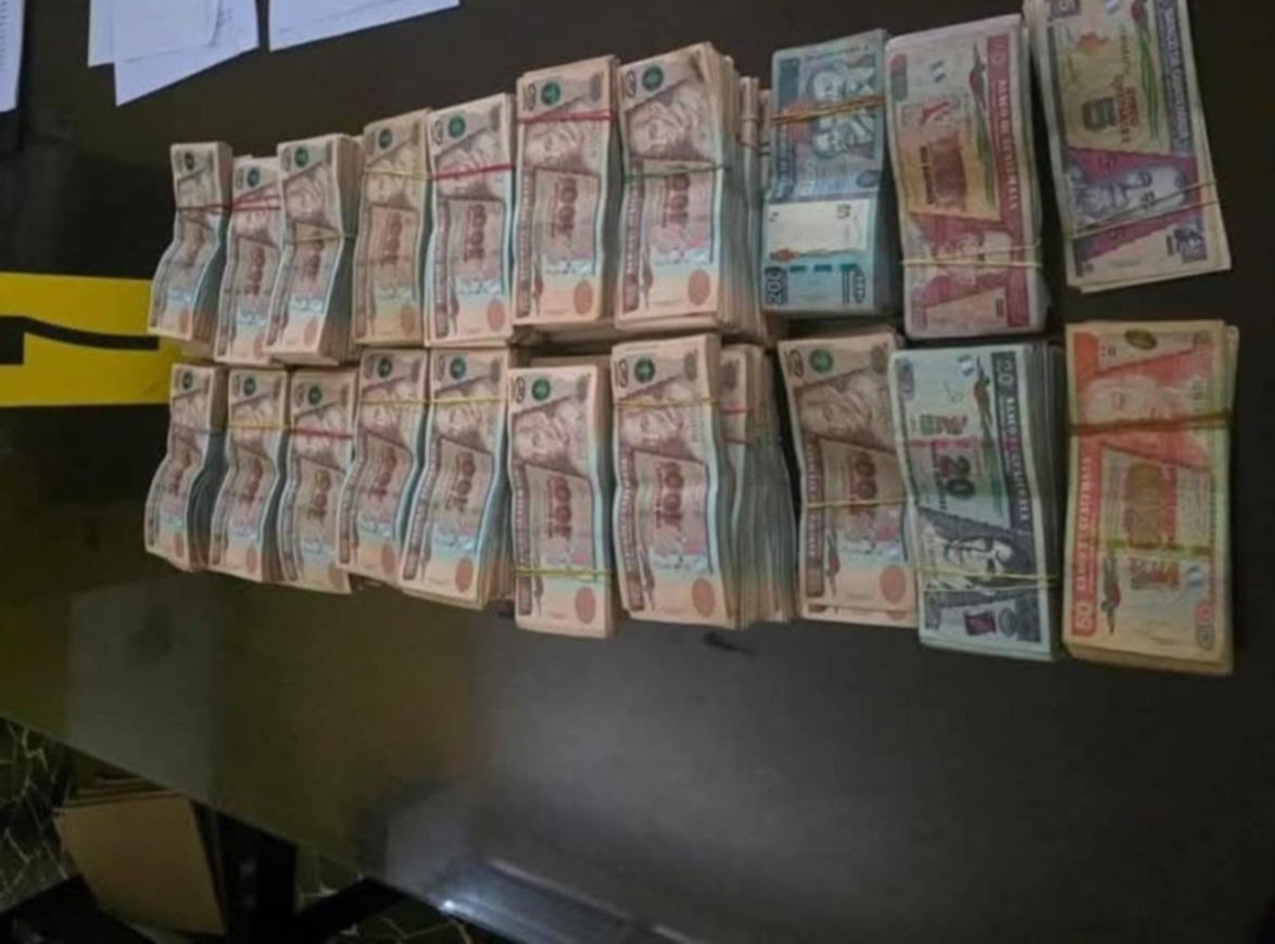 Además del dinero, las autoridades procedieron al decomiso de una computadora portátil. / Foto: PNC
