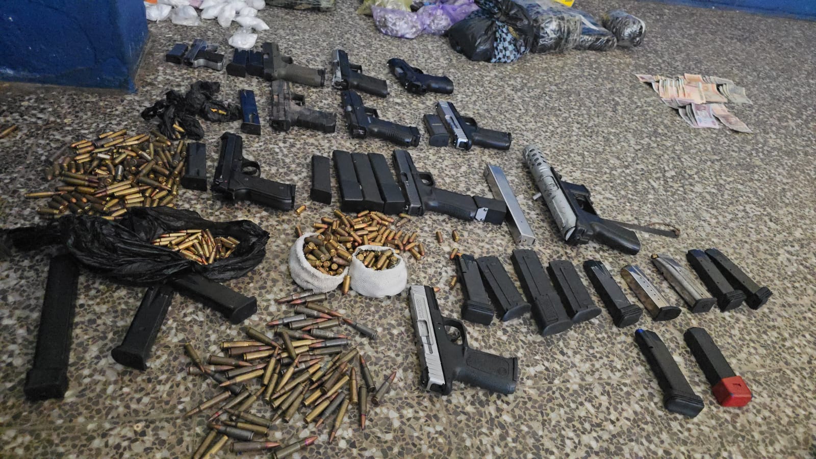 Incautan armas y teléfonos en Pavón tras incidente armado