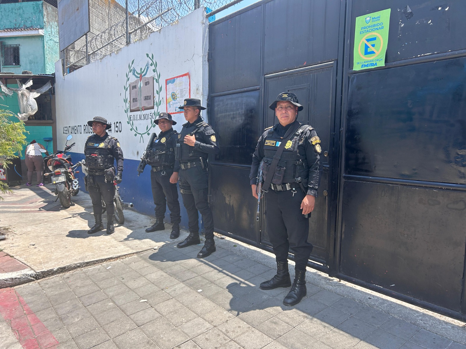 PNC da seguridad en escuela de zona 6 por mensaje de pandilla