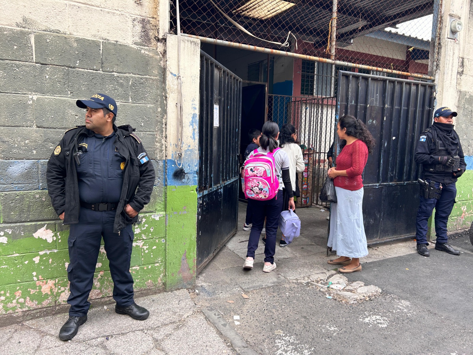 PNC refuerza la seguridad en escuelas del país con patrullajes y charlas preventivas