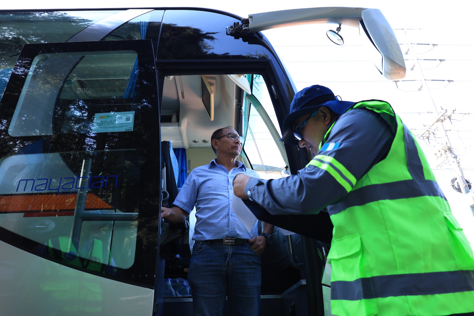 Transportistas podrán renovar vía internet su licencia de operación ante la DGT. / Foto: DGT.