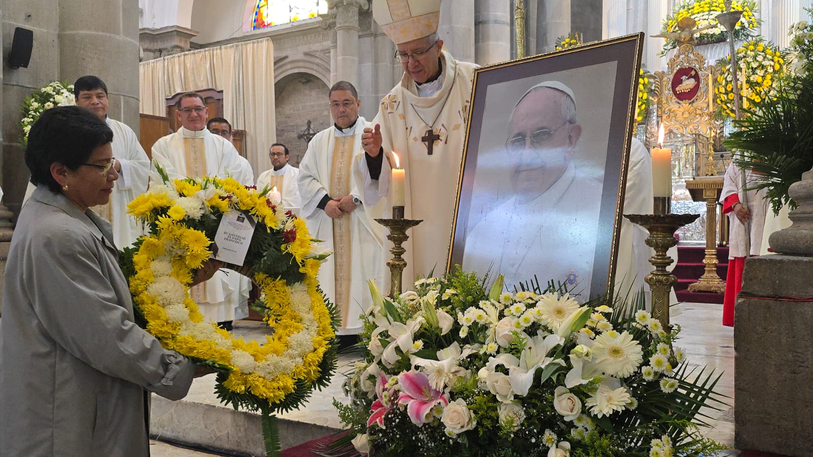 Quetzaltecos asisten a misa en memoria del papa Francisco