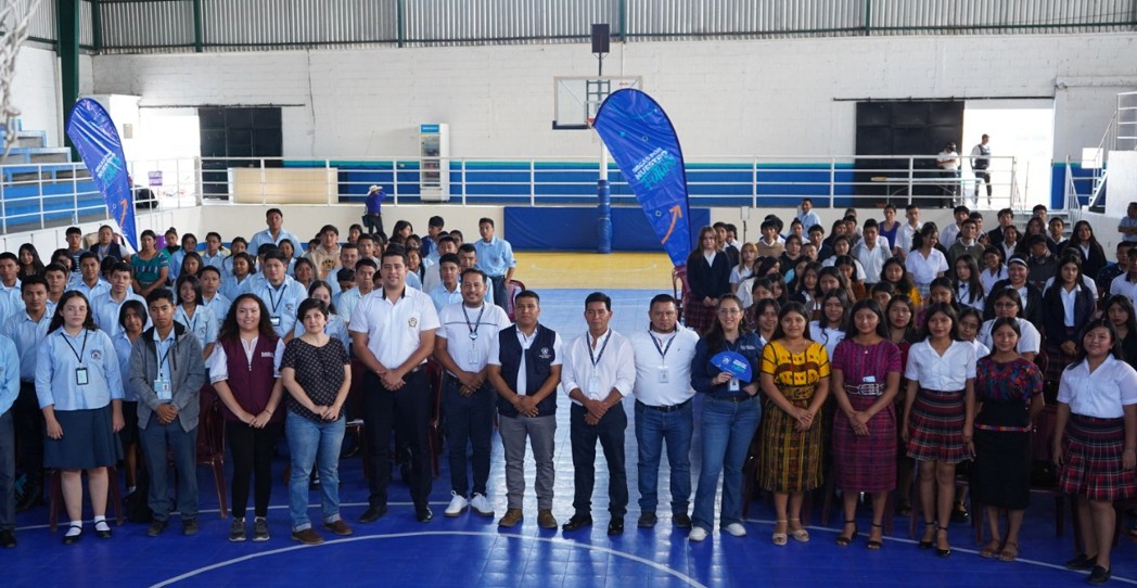Más de 250 estudiantes asisten a gira Becas por Nuestro Futuro en Baja Verapaz