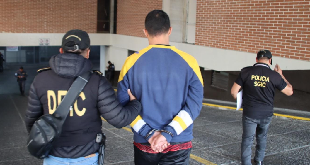 Detienen a taxistas pirata por una serie de delitos. / Foto: PNC.