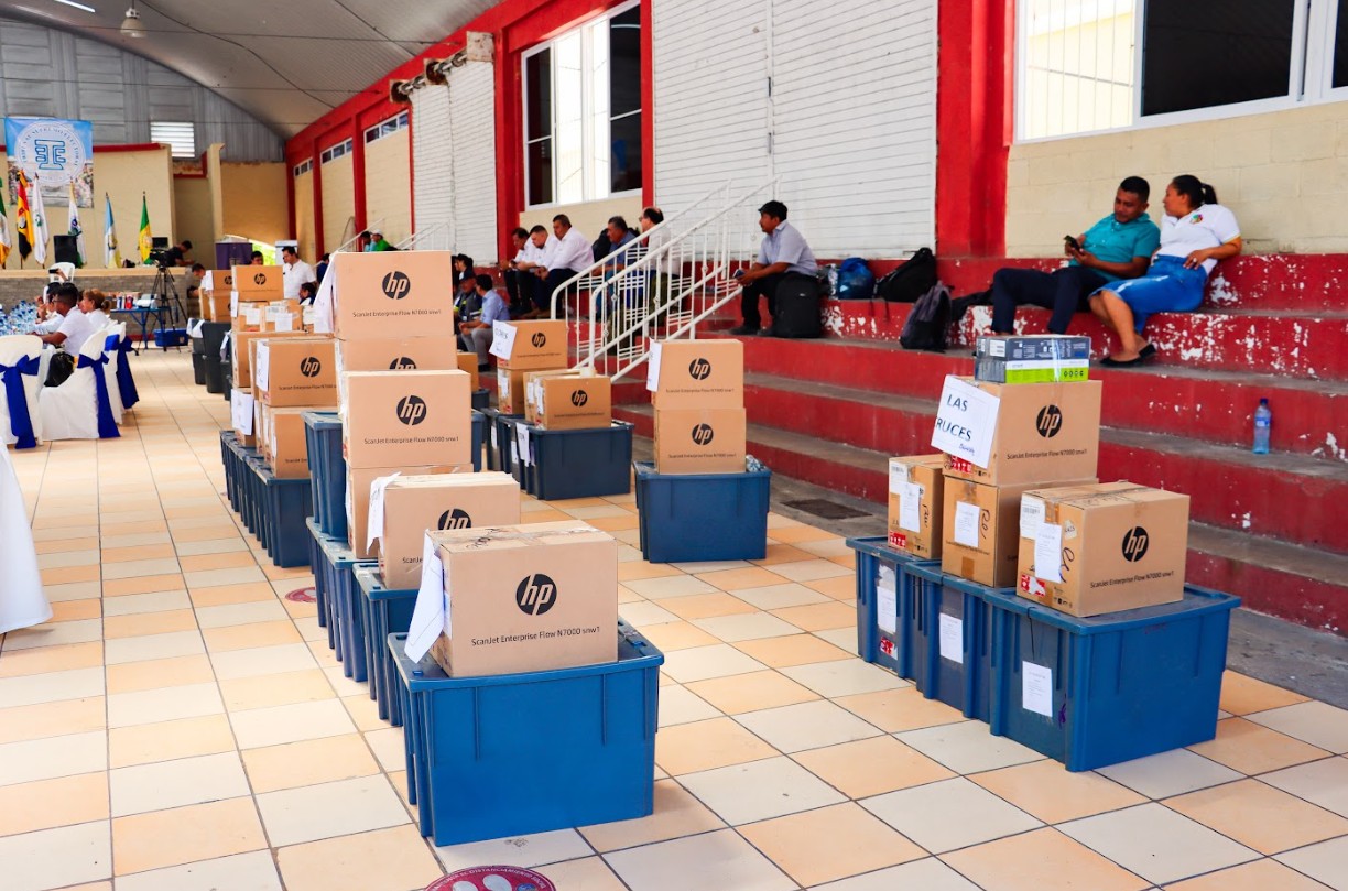 Entregan equipo de cómputo en centros educativos de zonas rurales de Petén
