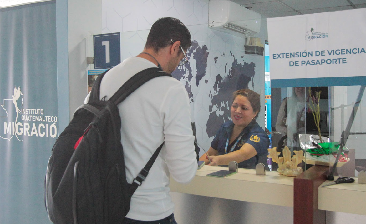 Ventanilla exprés en el aeropuerto La Aurora extendió vigencia de más de 70 pasaportes