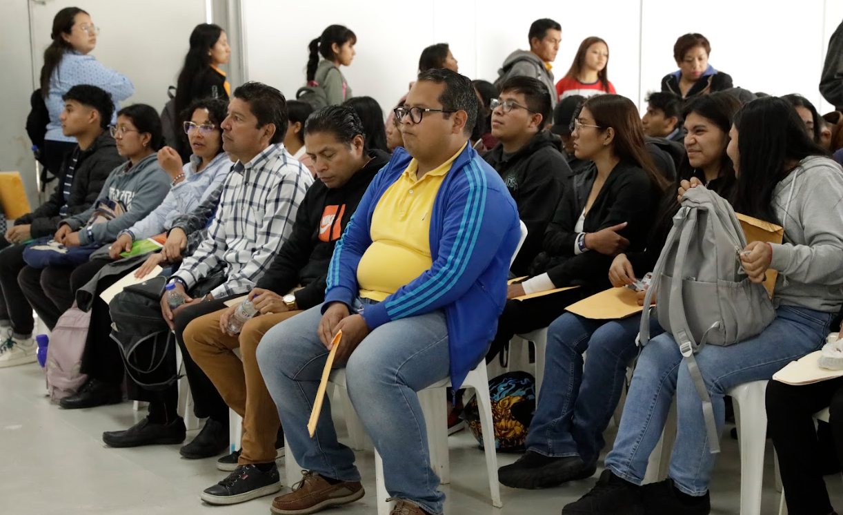 Personas de todas las edades, condiciones y experiencias asisten a la Feria de Empleo en Ciudad de Guatemala. /Foto: Alex Jacinto.