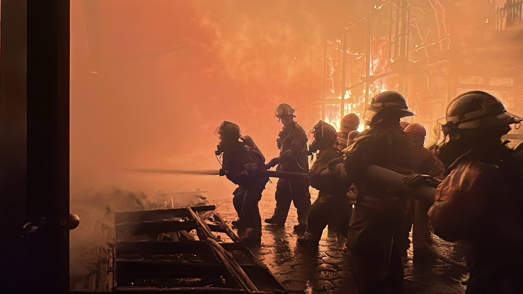 Personal de los cuerpos de bomberos Voluntarios y Municipales sofocan incendio en el bulevar Los Próceres, zona 10.