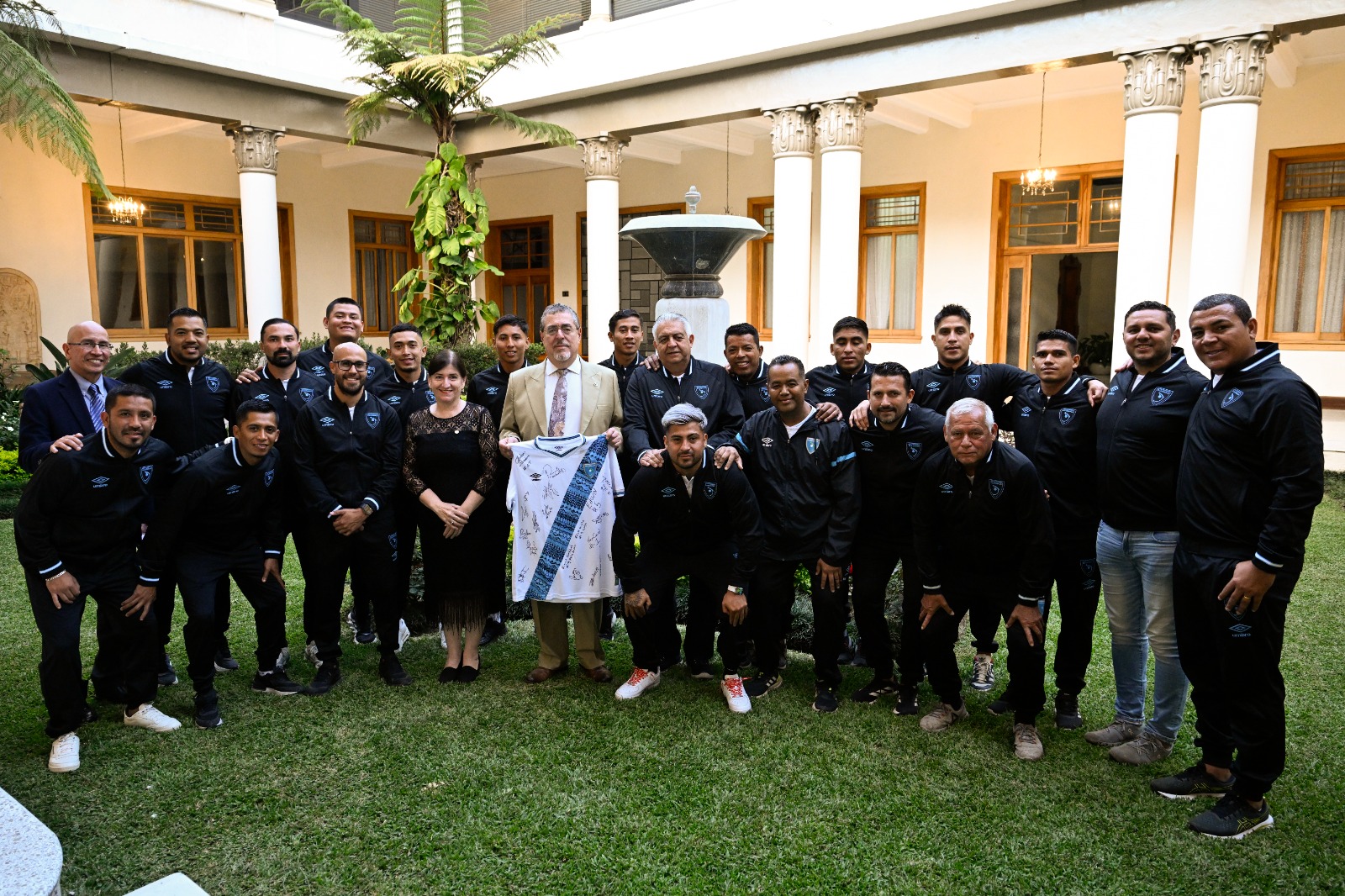 Presidente Arévalo recibe a la Selección de Fútbol Playa antes de su participación en el Mundial de Seychelles 2025