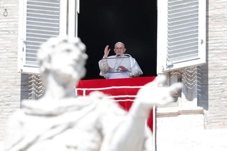 El papa aparece en la plaza de San Pedro para saludar a los fieles en el Domingo de Ramos