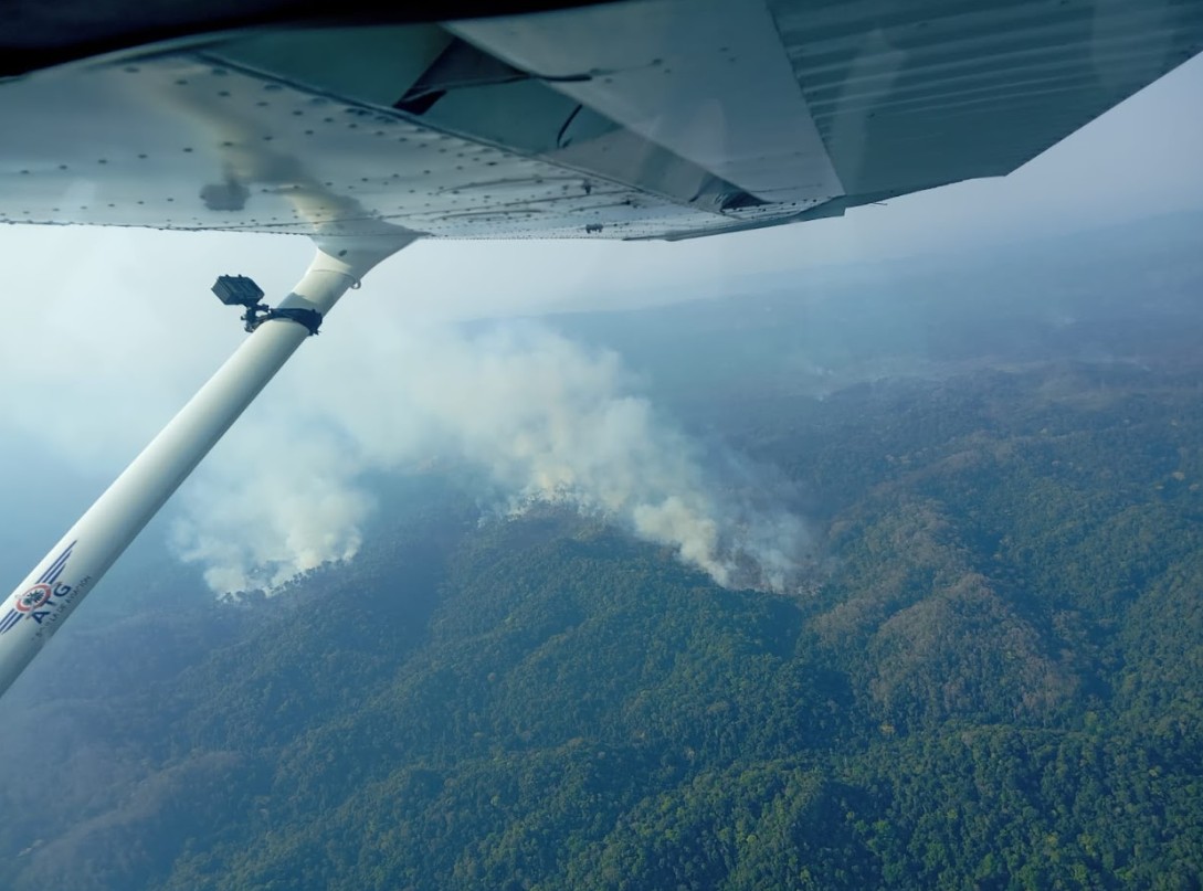 Efectúan sobrevuelo en áreas afectadas por incendios forestales en Petén