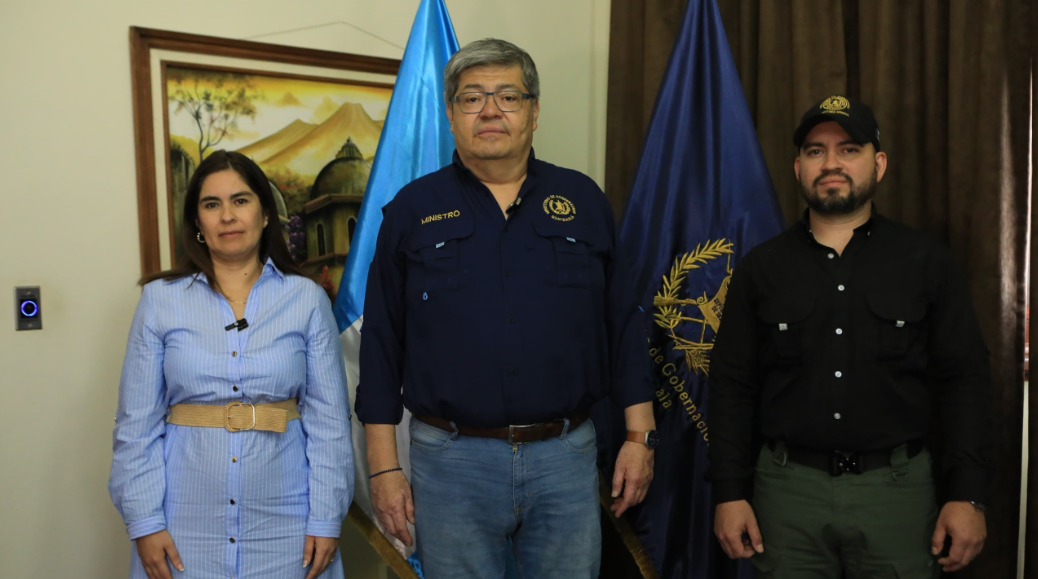 De izquierda a derecha: viceministra Claudia Palencia, ministro Francisco Jiménez y el nuevo director del Sistema Penitenciario, Luis Juárez. / Foto: Mingob.