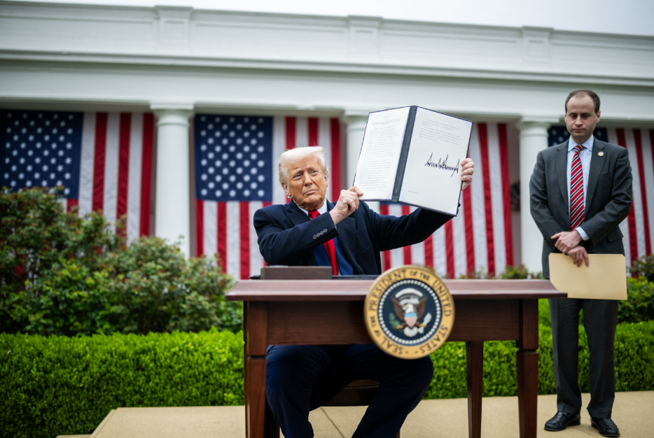 Donald Trump en la firma de imposición de aranceles. / Foto: X @WhiteHouse.