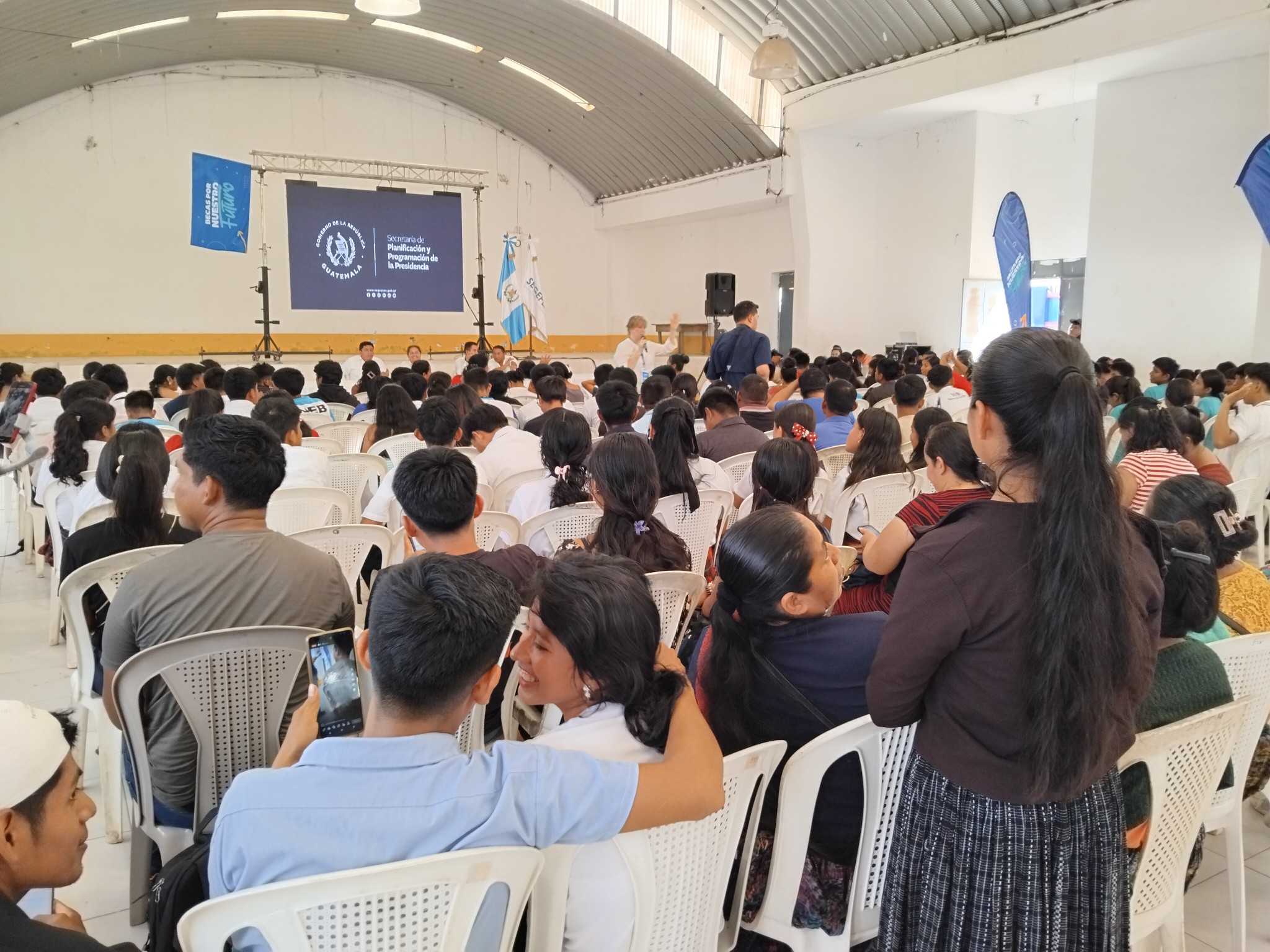 Becas por Nuestro Futuro, estrategia para acercar estudios universitarios, maestrías y programas técnicos en Quiché
