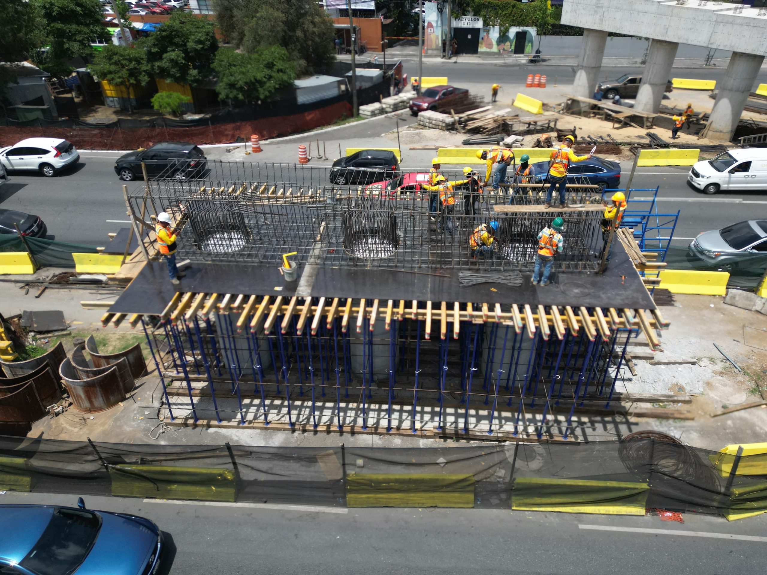 Funden vigas de cabezal para avanzar con la construcción del paso a desnivel en la calzada Roosevelt. / Foto: CIV.