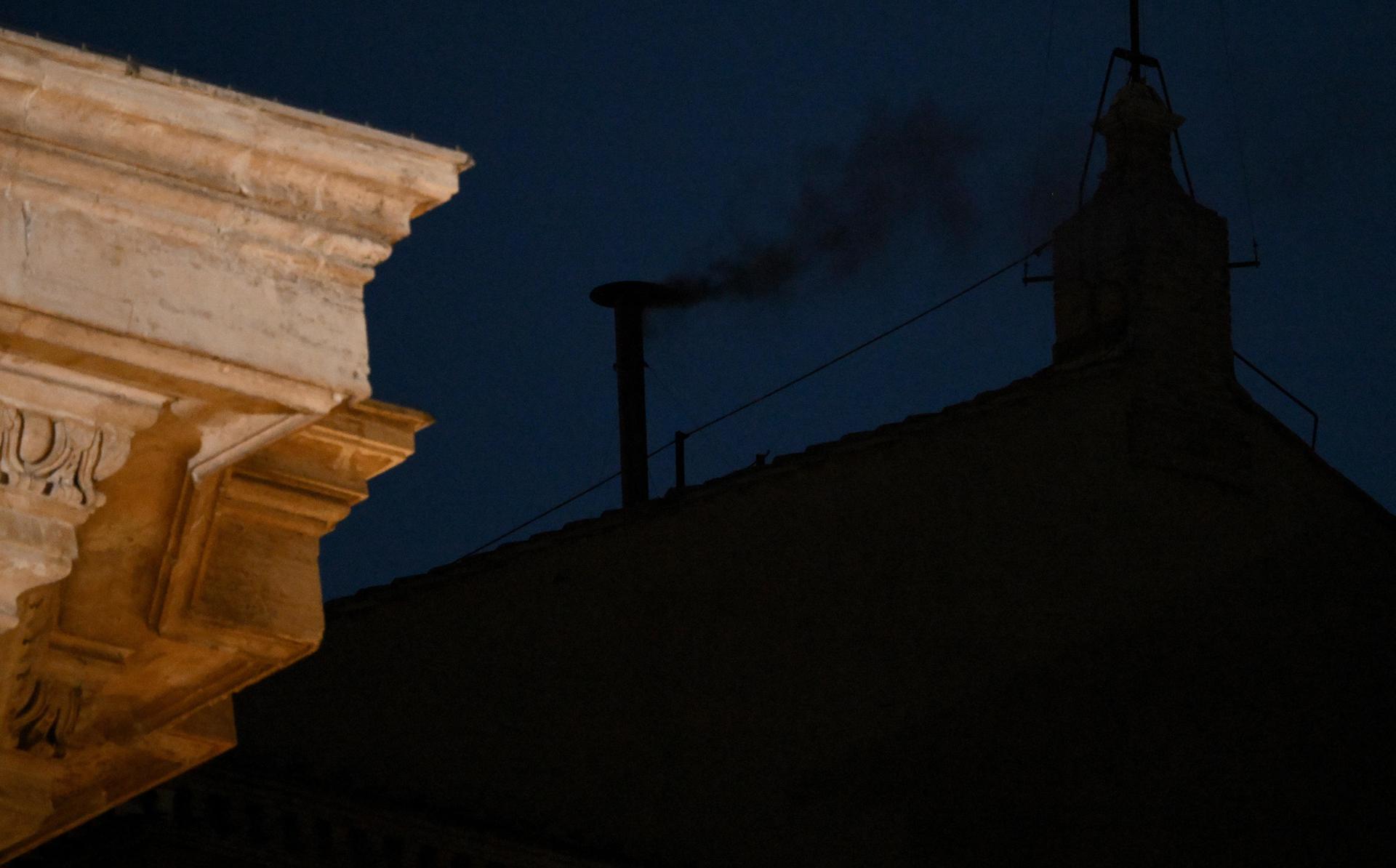 Cónclave 2025 | Humo negro en El Vaticano: Primera votación finaliza sin elegir al nuevo Papa