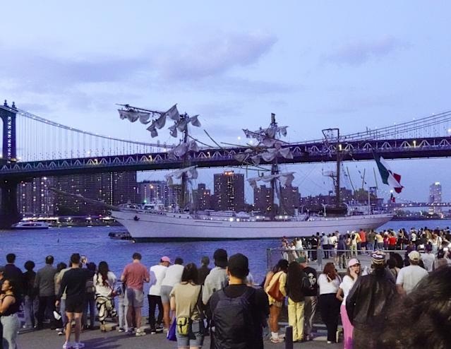 Momento de la colisión del buque de la Armada mexicana contra el puente de Brooklyn, Nueva York.