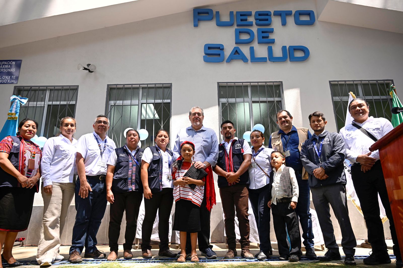El presidente Bernardo Arévalo, junto a pobladores y autoridades durante la inauguración del Puesto de Salud de la aldea El Tzalay, San Pedro Necta, Huehuetenango.