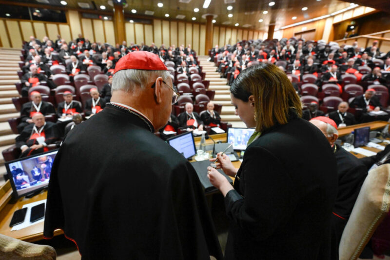 Momento en el que, frente a los cardenales, una experta anula el anillo del pescador del papa Francisco.