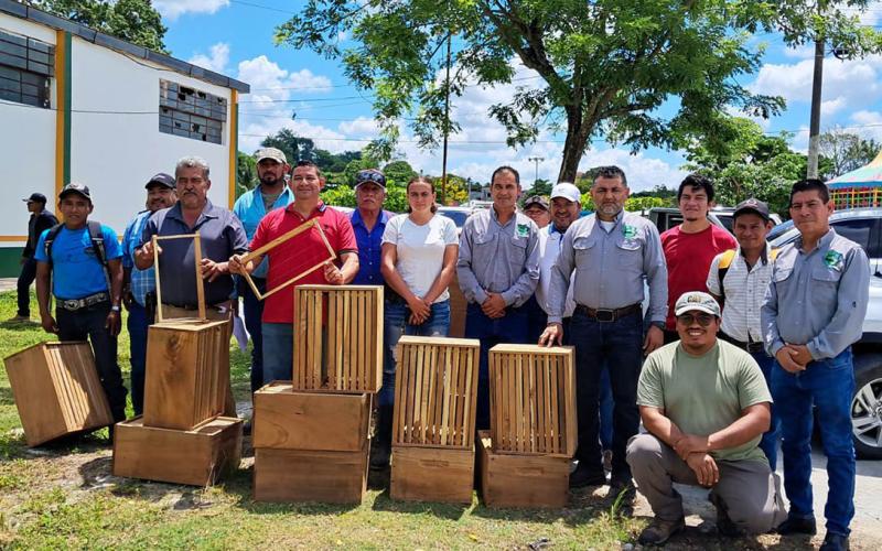 Apicultores de Petén se benefician con tecnología compartida por el MAGA. / Foto: MAGA.