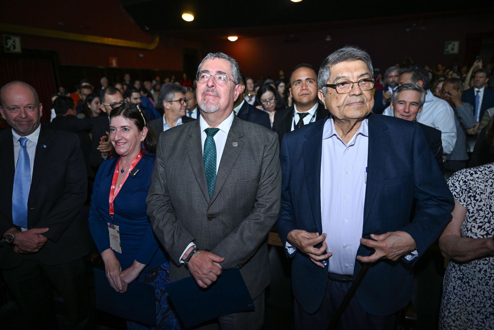 El presidente Bernardo Arévalo, junto a la ministra de Cultura, Liwy Grazioso, y el escritor nicaragüense Sergio Ramírez, durante la apertura del festival Centroamérica Cuenta.