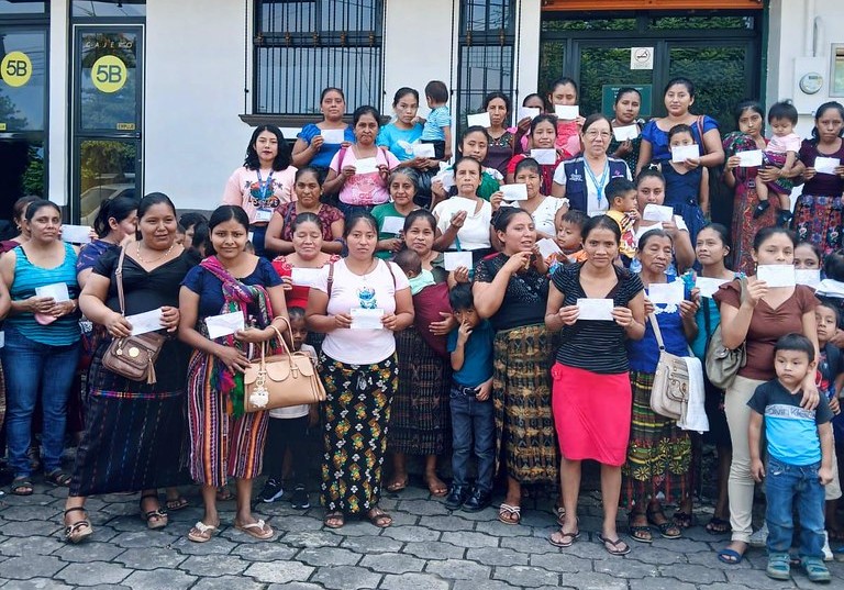 Decenas de mujeres muestran su satisfacción luego de que recibieron el Bono Social.