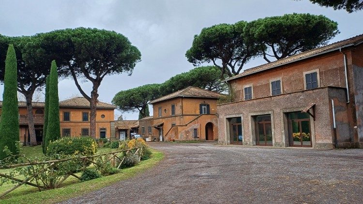 El papa León XIV visitó ese jueves el "Borgo Laudato Si" en la villa de Castel Gandolfo, en las afueras de Roma.