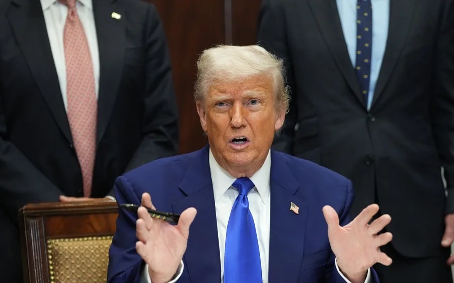 El segundo día de su mandato, el presidente Trump firmó la orden ejecutiva que elimina la ciudadanía por nacimiento para hijos de residentes temporales o visitantes.