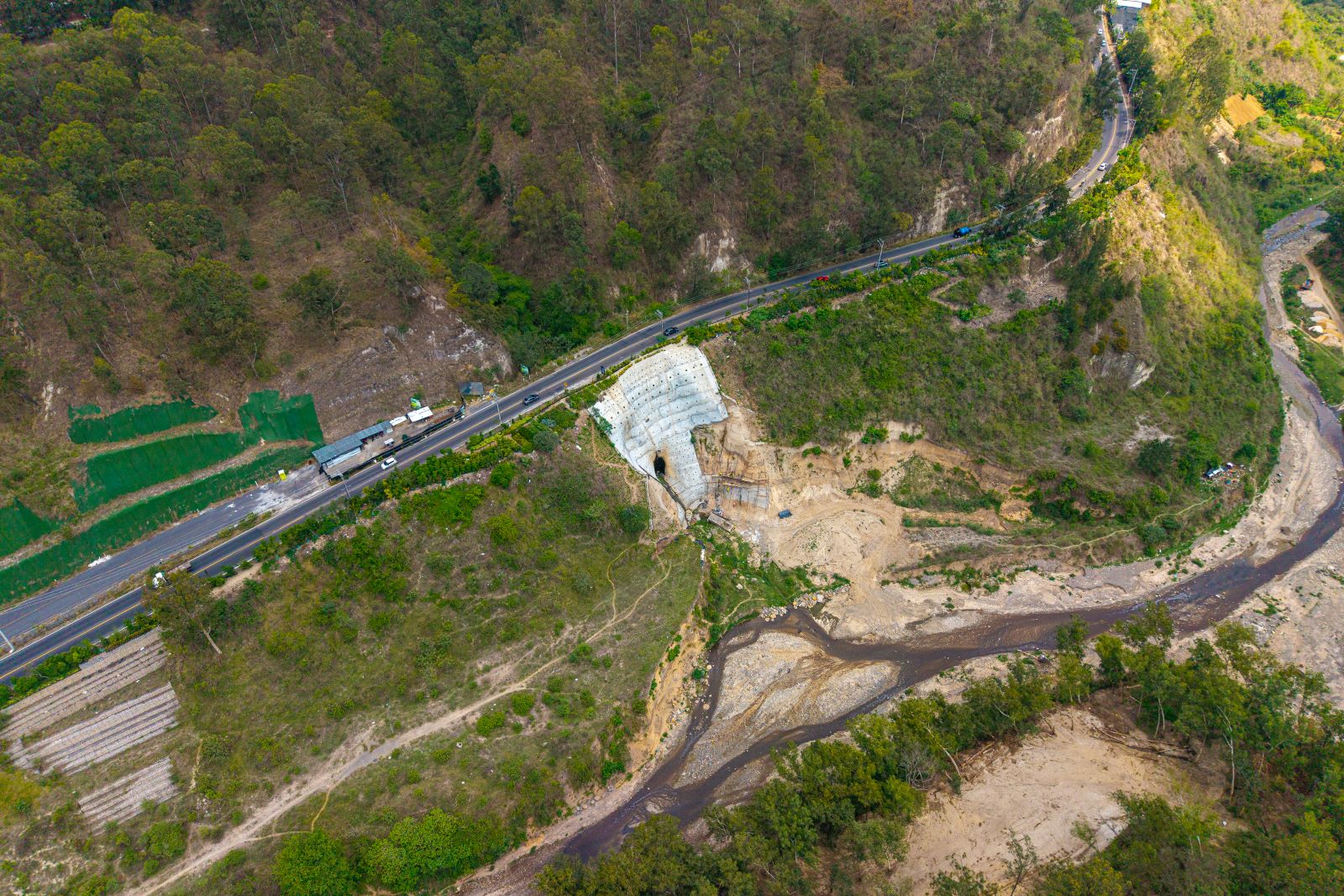 Covial previene colapso de vía con obras en Mixco y Villa Nueva